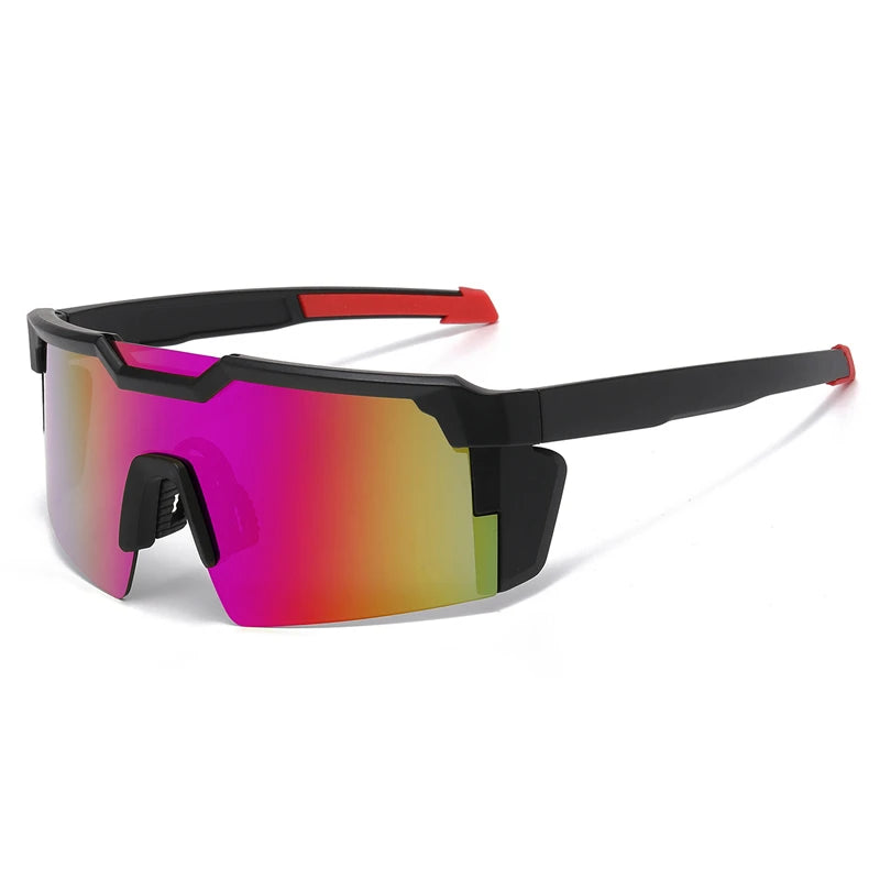 Lunettes de sport de cyclisme noires avec des verres arc-en-ciel vibrants sur fond blanc.