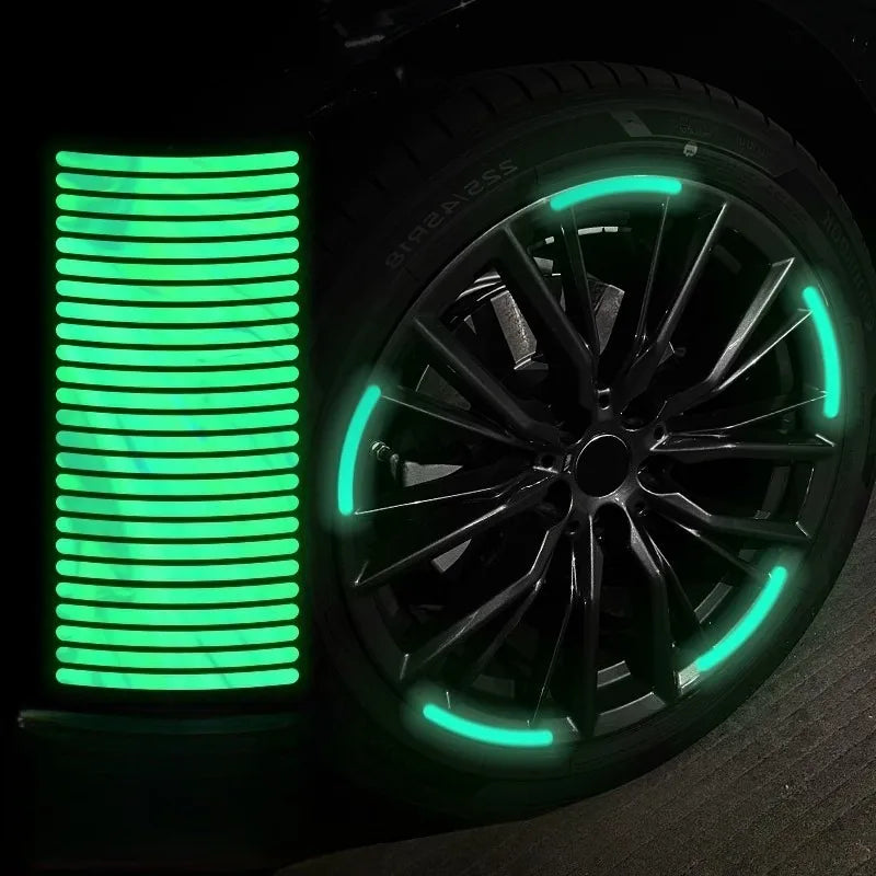 Nahaufnahme eines Auto-Rades mit leuchtend grünen LED-Lichtern, die die Speichen beleuchten.