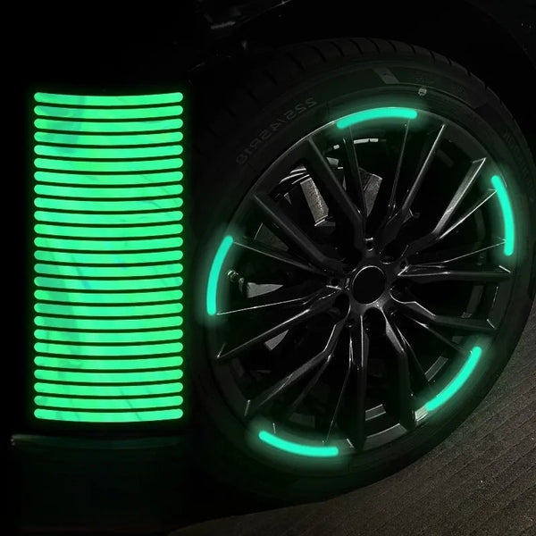 Primer plano de una rueda de coche con luces LED verdes brillantes iluminando los radios.