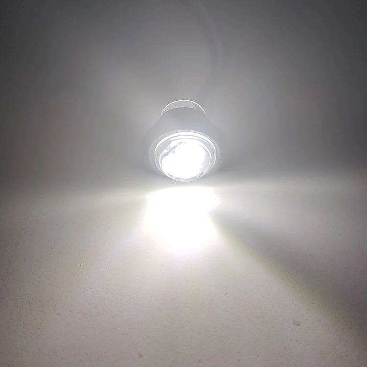 Gros plan d'un feu de signalisation latéral LED éclairant un faisceau lumineux sur fond blanc.