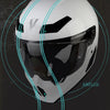 Casco de motocicleta blanco con visor oscuro y líneas de ventilación, con sistema de control climático.