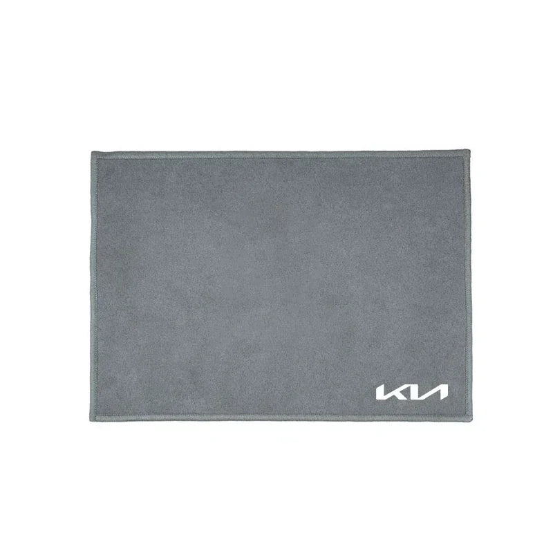 Serviette de lavage auto en microfibre grise avec le logo Kia imprimé dans le coin inférieur droit.