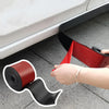 Eine Hand appliziert einen selbstklebenden Schutzstreifen (rot und schwarz) auf die Seite einer weißen Autotür.