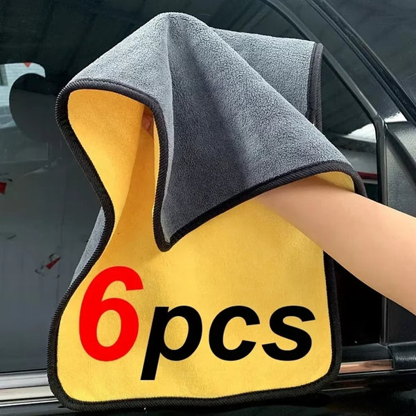 Una toalla de microfibra amarilla para limpiar coches con el texto 6pcs visible junto al brazo de una persona.