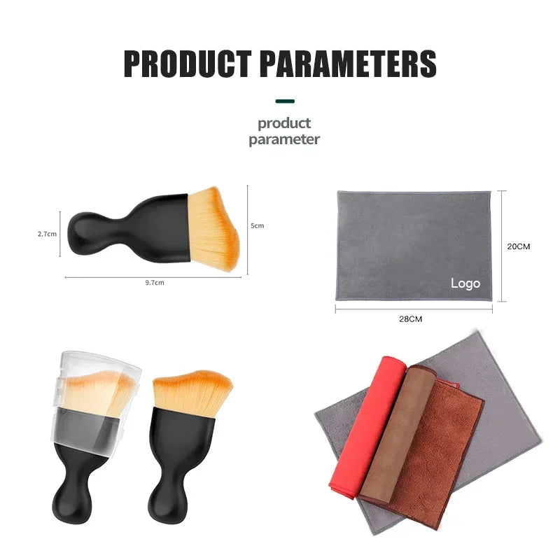 Un ensemble de brosses de nettoyage en microfibre et une serviette imprimée avec un logo pour laver la voiture.