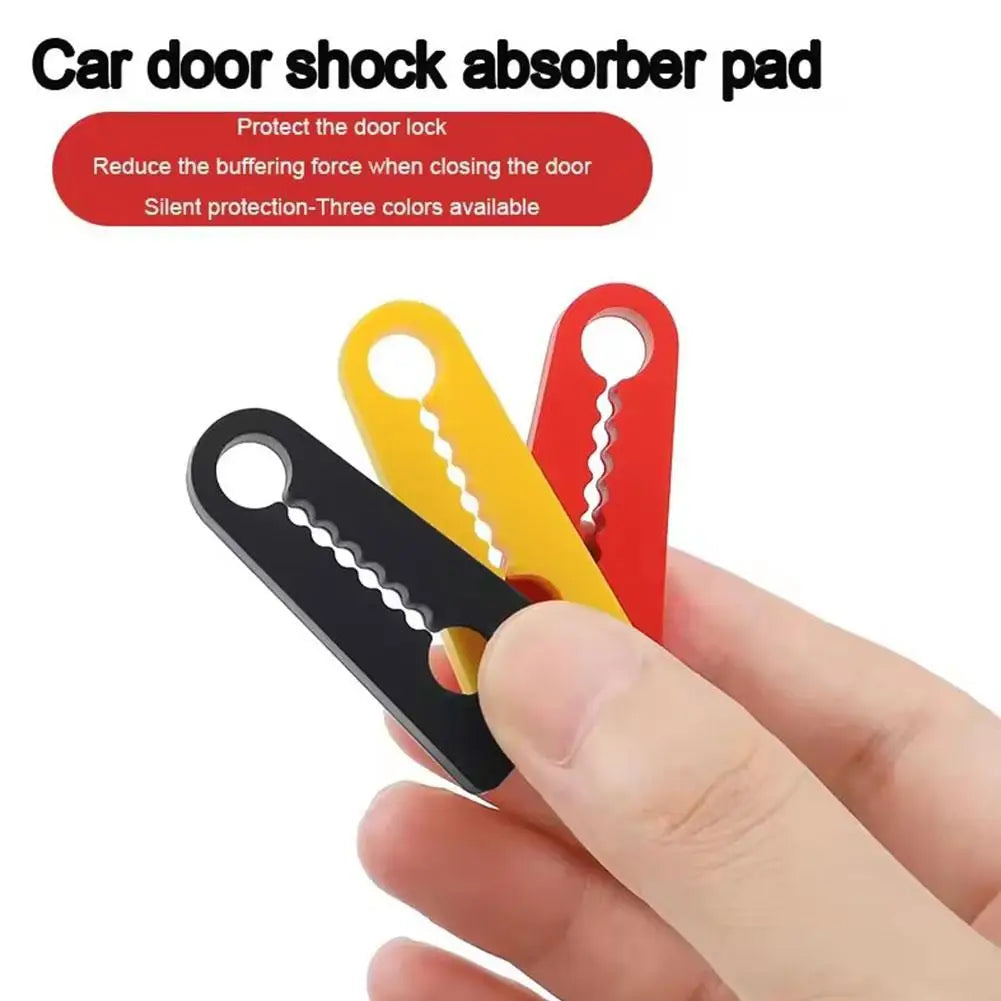 Drei farbige Autotürdämpferpads werden von einer Hand gehalten
