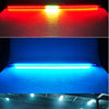 Nahaufnahmen einer RGB-Stroboslichtleiste, die ein Fahrzeug beleuchtet und verschiedene Farben und Intensitätseffekte zeigt.