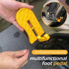 Eine Hand hält eine gelbe multifunktionale Fußpedal für den Zugang zum Auto, Nahaufnahme seiner Verwendung.