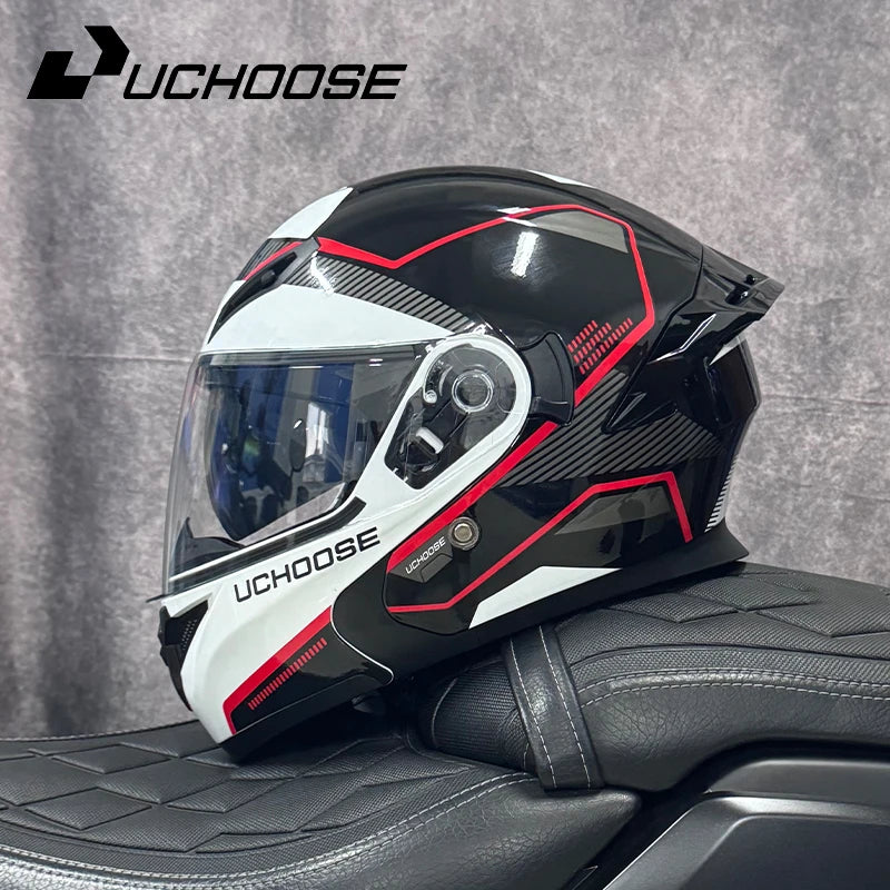 Un casque de moto modulaire DOT noir et blanc est exposé sur un siège en cuir noir.