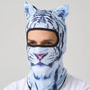 Una persona usando una máscara balaclava con cara de tigre azul y negro.