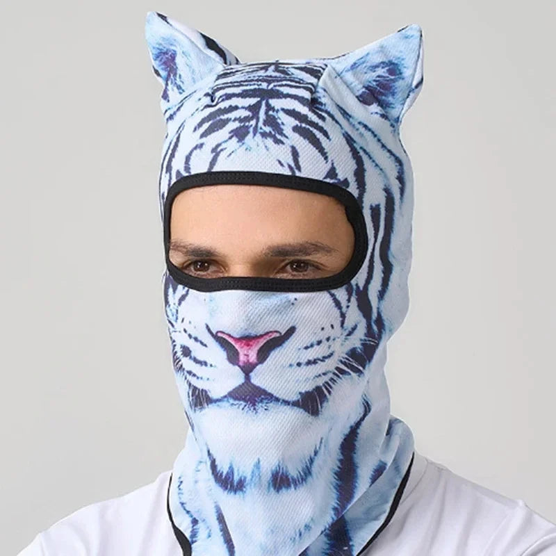 Una persona usando una máscara balaclava con cara de tigre azul y negro.