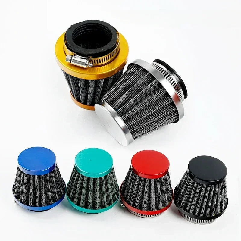 Un jeu de quatre filtres à air universels pour carburateurs de moto, avec des boîtiers métalliques de différentes couleurs.