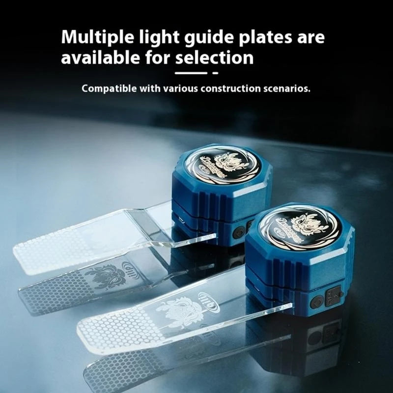 Mehrere blaue Lichtführplatten und magnetische Schneidlichter für Auto-Wrap werden auf einer dunklen Oberfläche gezeigt.