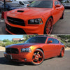 Dodge Charger orange avec logements de marque latérale fumés/chromés, vue rapprochée.