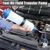 Eine Hand benutzt eine Kraftstofföl-Flüssigüberpump auf einem Motorkomponent.