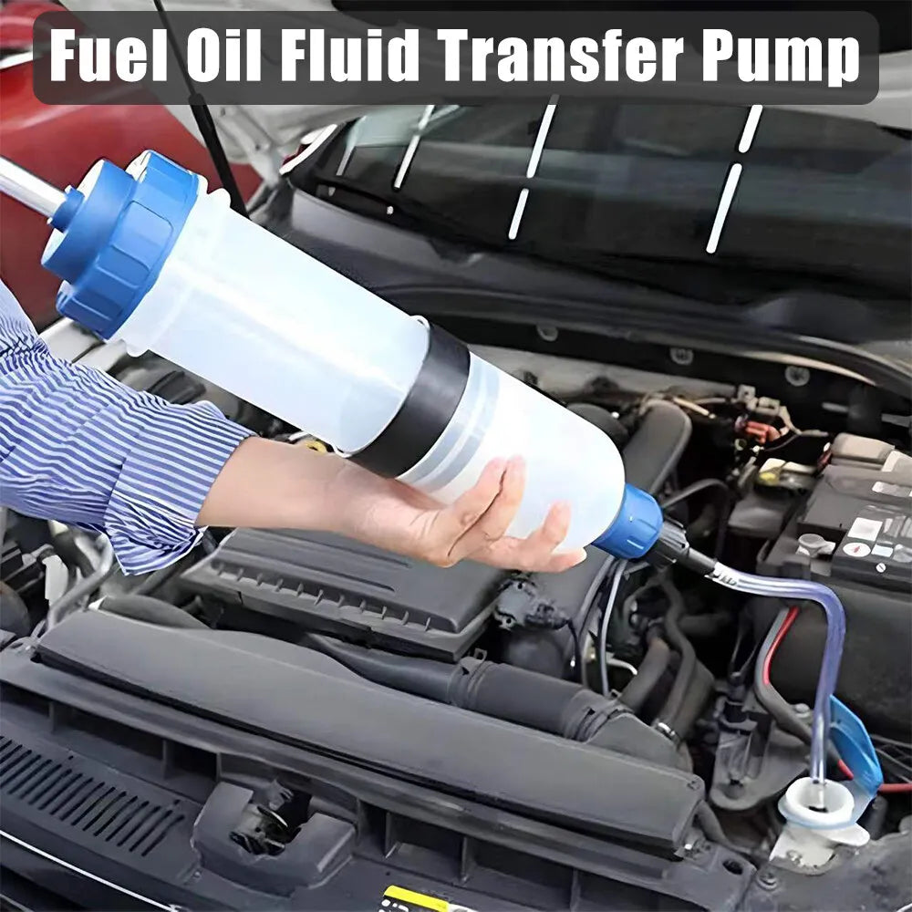 Eine Hand benutzt eine Kraftstofföl-Flüssigüberpump auf einem Motorkomponent.