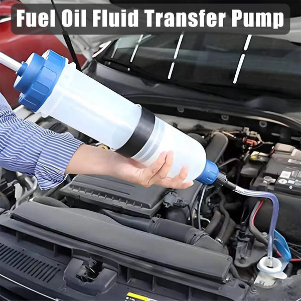 Una mano está usando una bomba de transferencia de fluido de fueloil en un componente del motor.