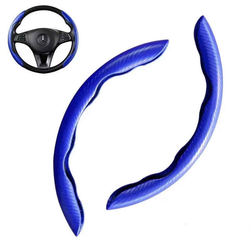 Blauer Kohlenstofffaser-Lenkrad-Booster-Cover mit schwarzem Lenkrad sichtbar.