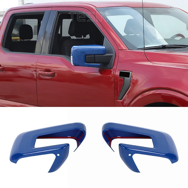 Blauer Kohlefaser-Rückspiegelabdeckung für einen Ford F-150 LKW.