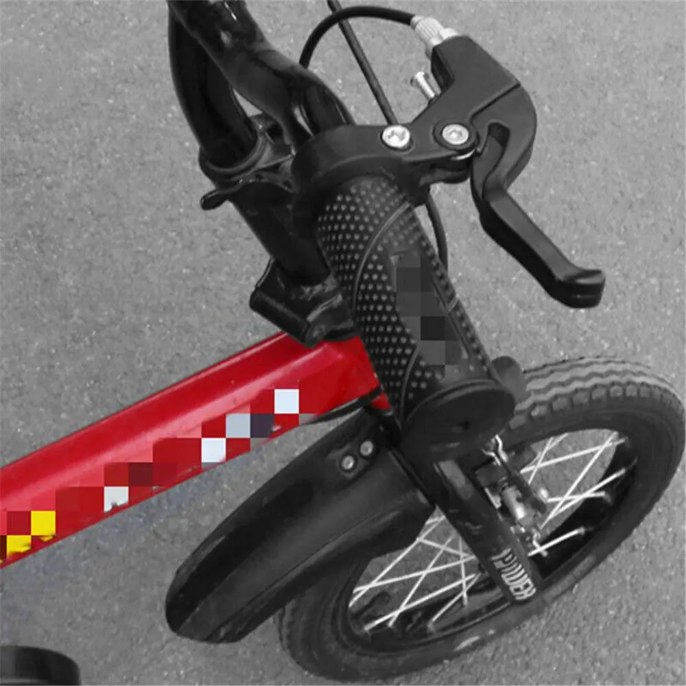 Gros plan sur les leviers de frein en V noirs d'un vélo universel et une selle rouge.
