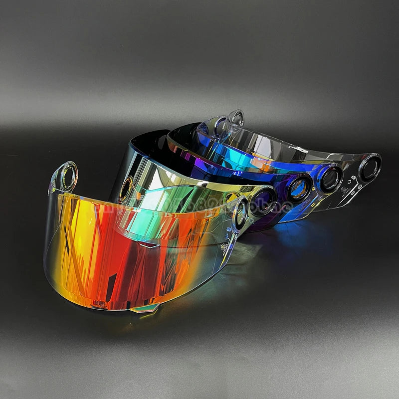 Visor de casco de motocicleta multicolor reflejando luz naranja, amarilla y azul vibrante.