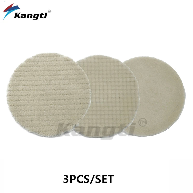 Ein Set aus drei beige, robuste Polier-Schaumstoff-Bufferpads für Autos.