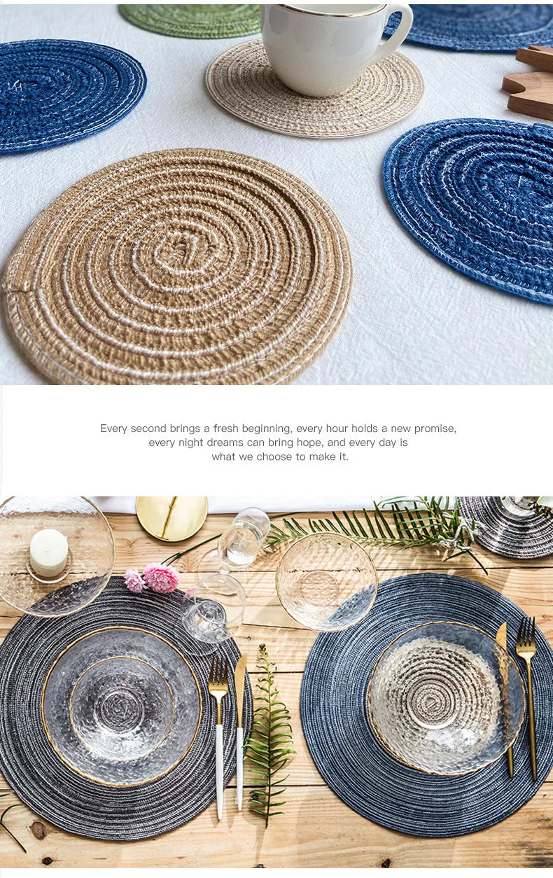 Collection de dessous-de-verre et sets de table en tissage rond dans des tons naturels et indigo sur une surface blanche.