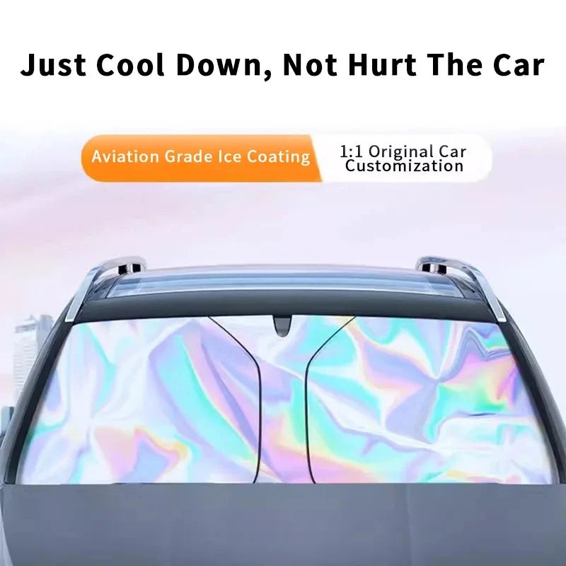 Nahaufnahme einer Autoscheibe, die mit einer irisierenden, eisartigen Schutzfolie überzogen ist.