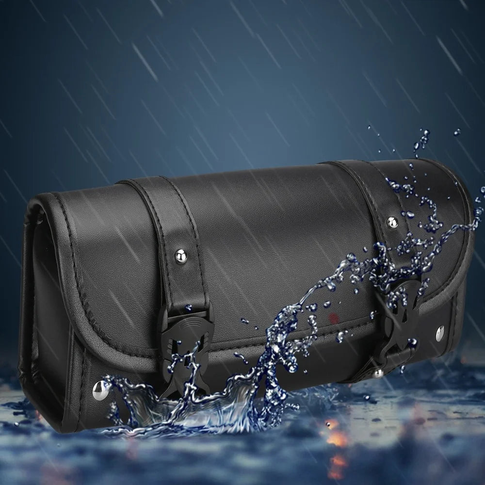 Schwarze Kunstleder-Motorrad-Satteltaschen werden von Wasser gespritzt.