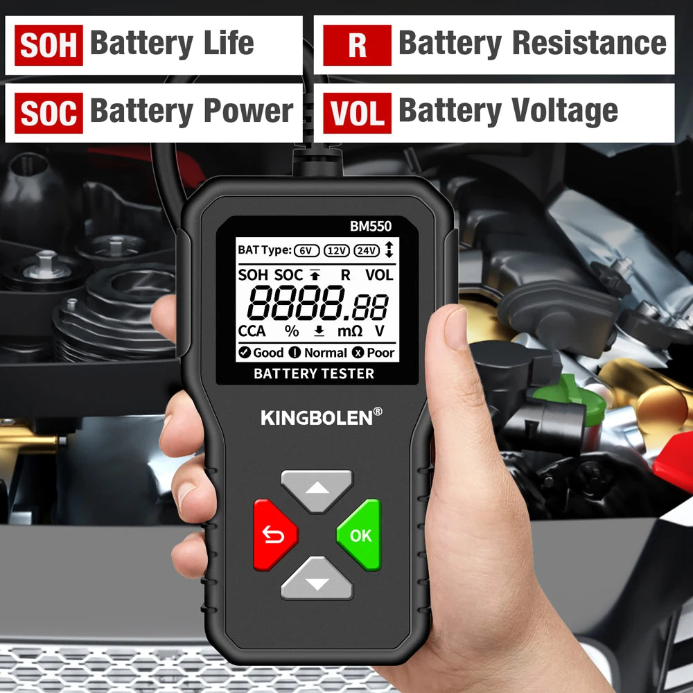 Une main tient un testeur de batterie numérique noir affichant les informations et les résultats du test.